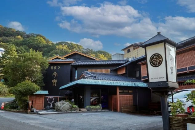 趣のある旅館の外観。落ち着いた雰囲気の職場で、お客様に癒しを提供する仕事がイメージできる。