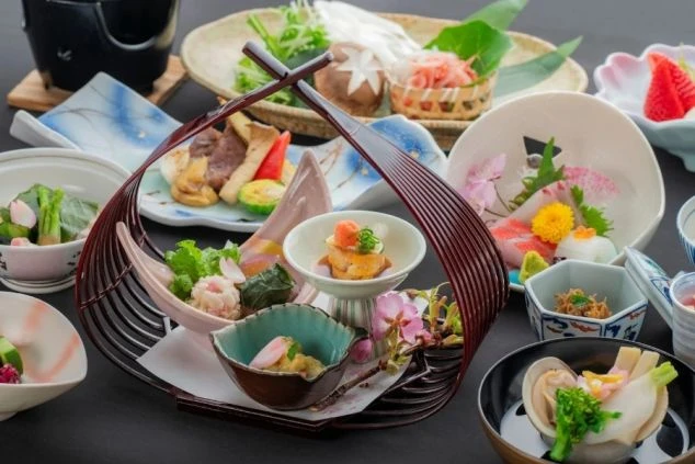 盛り付けが美しい豪華な会席料理。調理や配膳の仕事に興味がある人におすすめ。