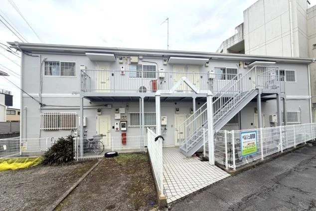 湯河原温泉にある旅館のスタッフ寮外観画像。2階建てのアパートタイプ。