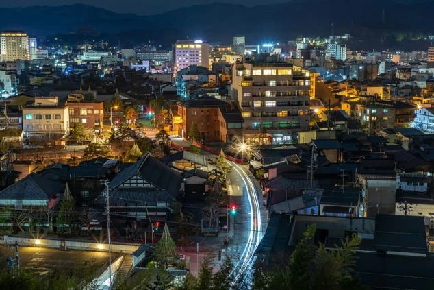 青空を背景に建つ、窓の多い黒いホテルのファサード（正面）。