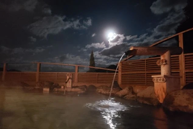 満月が輝く夜の露天風呂。仕事の疲れを癒やしながら、非日常の空間でリフレッシュできる。