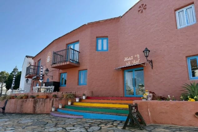 レインボーの階段が目を引くおしゃれな施設でのリゾートバイト