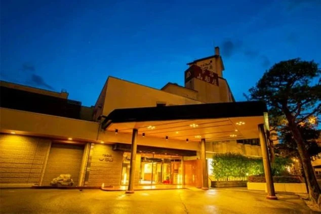 ライトアップされた趣ある旅館。落ち着いた雰囲気の中で、日本の伝統文化を体験しながら働ける絶好の場所です。