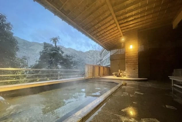 雪景色を望む露天風呂は、冷えた体を芯から温めてくれます。リゾートバイトの疲れを癒せる贅沢な時間が魅力です。
