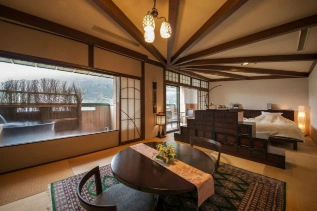 畳の温もりと洋風ベッドが融合した和モダンな客室。落ち着いた空間で、お客様に快適な時間を提供できます。
