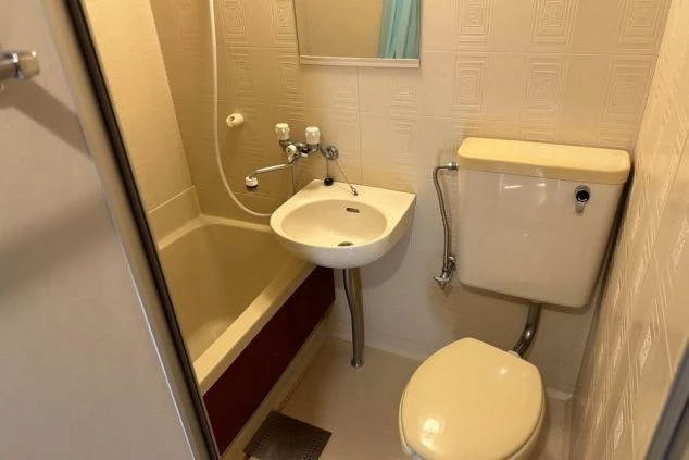 リゾートバイトの寮に備え付けのユニットバス。トイレ、洗面台、バスタブが一体となっている。