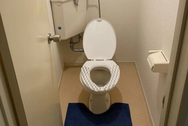 温水洗浄便座が設置された清潔感のある洋式トイレ。