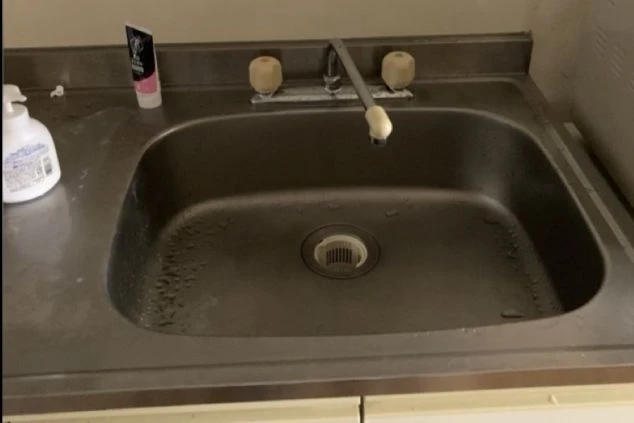 広々としたシンクが備わったキッチン。自炊をしたい方にとって便利な設備が充実しています。