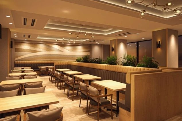 落ち着いた照明とモダンな内装が特徴のレストラン。お客様がゆったりと食事を楽しめるよう、快適な空間作りに携われます。