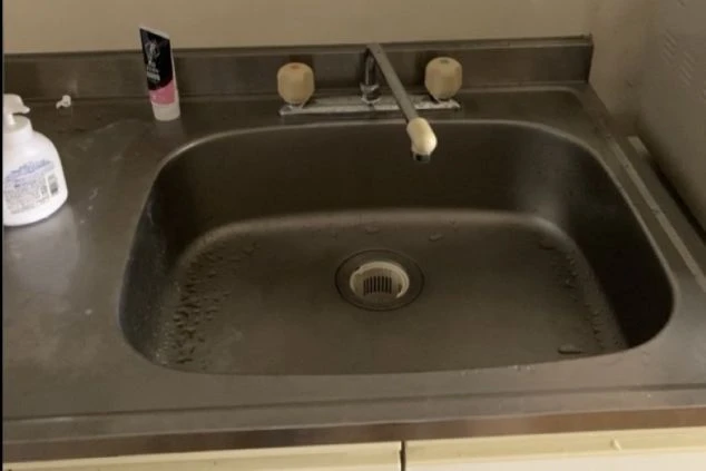 広々としたシンクが備わったキッチン。自炊をしたい方にとって便利な設備が充実しています。