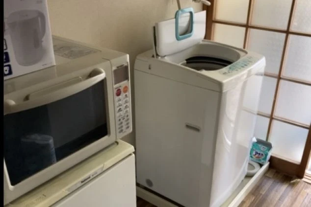寮内に設置された洗濯機と電子レンジ。生活に必要な家電が揃っており、自炊や身の回りのことを手軽に行えます。