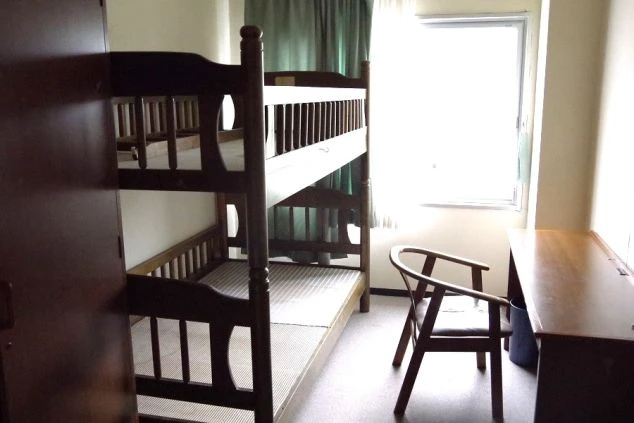 リゾートバイトの寮にある個室。二段ベッドと机が備え付けられ、プライベートな空間を確保しながら住み込み生活。