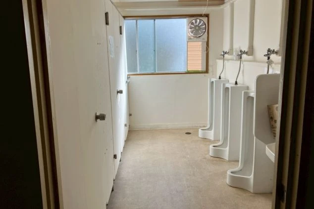 リゾートバイトの個室寮の共用お風呂のイメージ画像。