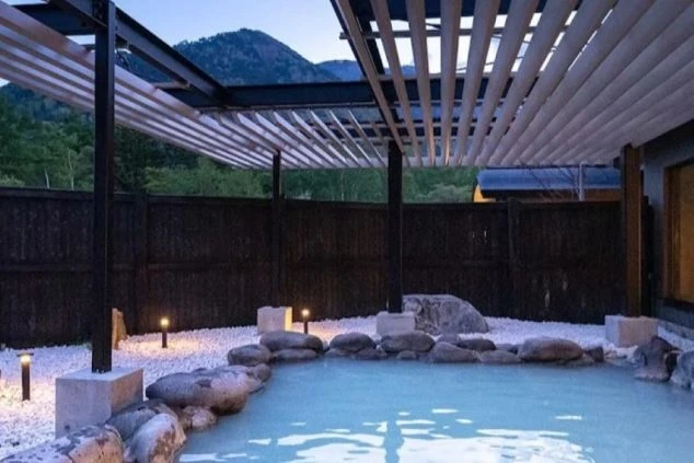 自然に囲まれた露天風呂。白濁した湯と落ち着いた雰囲気が、仕事の疲れを癒してくれます。