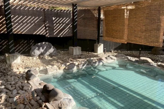 自然に囲まれた露天風呂。白濁した湯と落ち着いた雰囲気が、仕事の疲れを癒してくれます。