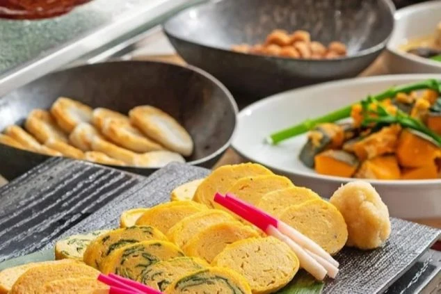 ライブキッチンで働くシェフたち。お客様の目の前で調理を行う、活気あふれる職場です。