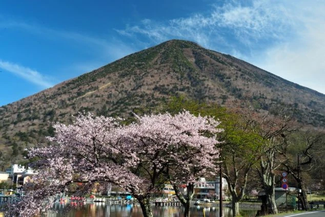 雪が残る山々を背景に、堂々と佇むホテルの外観。壮大な自然に囲まれて働く、非日常的なリゾートバイトです。