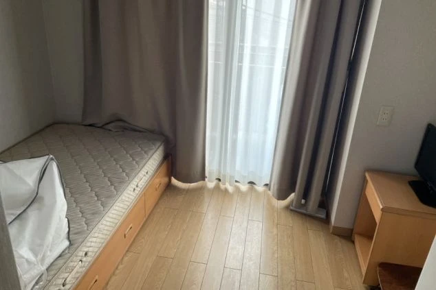 リゾートバイトのアパートタイプの完全個室寮の寝室の画像。