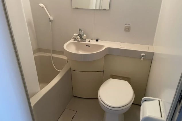 リゾートバイトのアパートタイプの完全個室寮のユニットバスの画像。