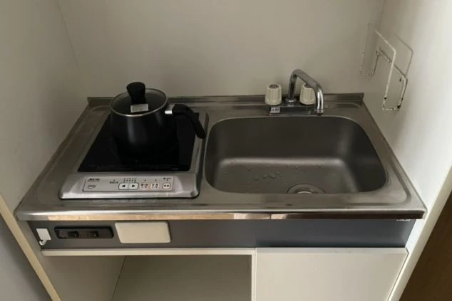 リゾートバイトのアパートタイプの完全個室寮のキッチンの画像。
