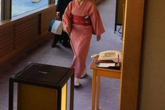 リゾートバイトの女性が着る和装の制服。ピンクの着物