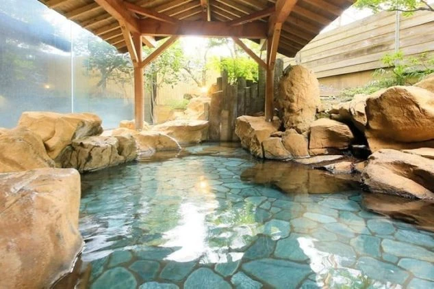 巨岩が配された、落ち着いた雰囲気の露天風呂。仕事の疲れをゆっくり癒せる、贅沢な時間が待っています。