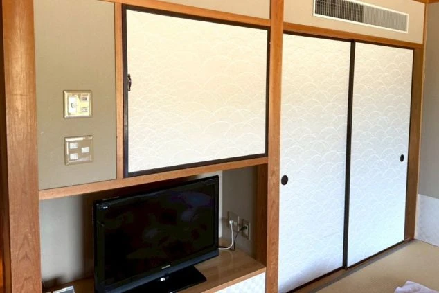 リゾートバイトの客室の相部屋寮の部屋のTVの画像