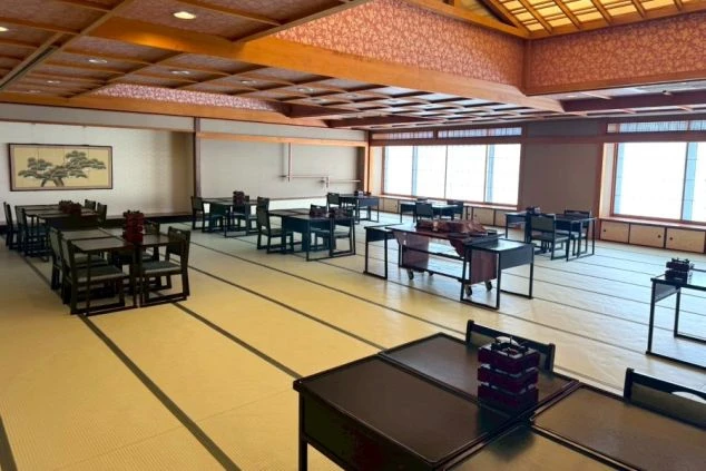 ライトアップされたモダンな旅館の夜景。温かい光に包まれた幻想的な雰囲気の中で、リゾートバイトの生活を送れます。