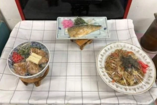 焼き魚や焼きそば、丼ものがラップに包まれて並べられている様子。