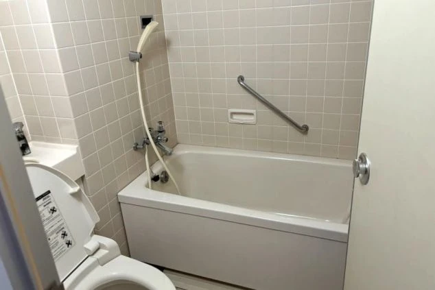 リゾートバイトの社員寮の部屋を表現するイメージ画像。浴槽とシャワー、トイレが一体となったユニットバス。