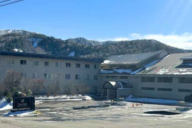 群馬県の大型ホテルの冬の外観画像。