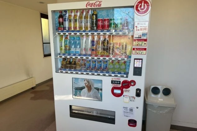 寮内に設置された飲料の自動販売機の画像。外出せずに飲み物が買える便利な住環境。
