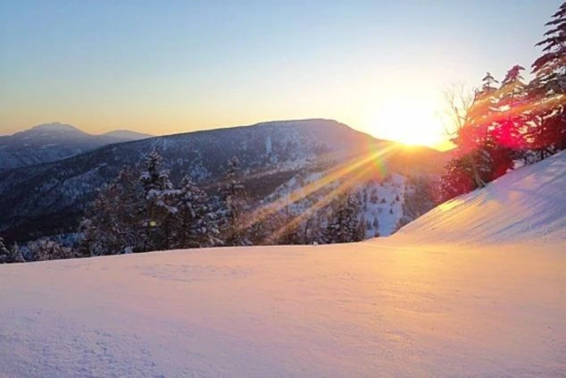 山々の景色、レストラン、夕焼けに染まる空の写真がコラージュされている。テキストで「群馬県 | 万座温泉」「生活費0円 × 温泉入り放題」「レストランスタッフ」と書かれている。