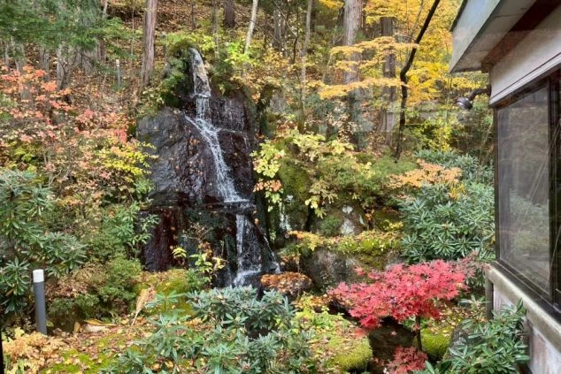 リゾートバイトの休日に観光するイメージ画像。山々が見える屋外に設置された、景色を眺めながら入ることができる温泉。