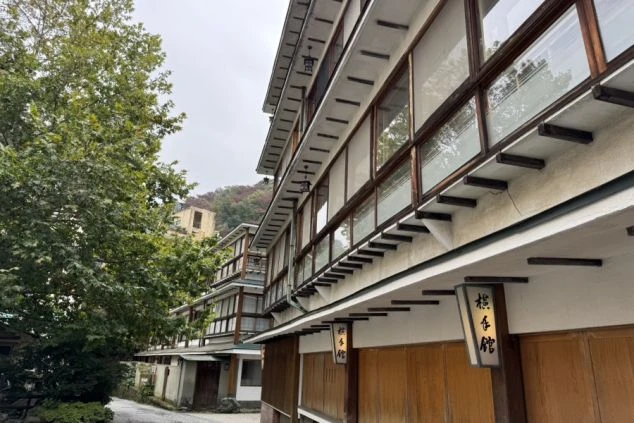 リゾートバイトの休日に観光するイメージ画像。群馬県にある「榛名湖」に、富士山に似た形の「榛名富士」が映り込んでいる風景。