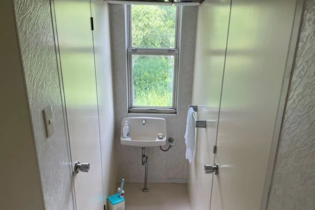 寮の洗面台。清潔な独立洗面所を完備。