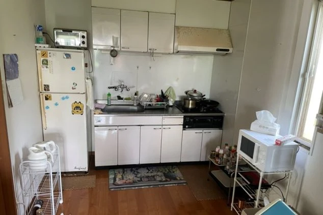 寮のキッチン。冷蔵庫、レンジ、コンロを完備。