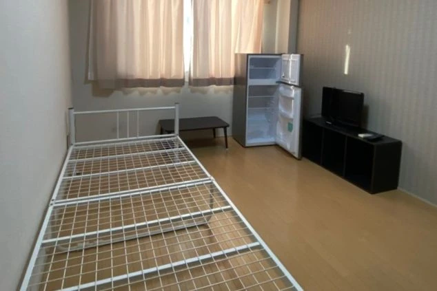 リゾートバイトの寮の個室。ベッドフレームや冷蔵庫、テレビが完備された、一人暮らしに十分な広さの部屋です。