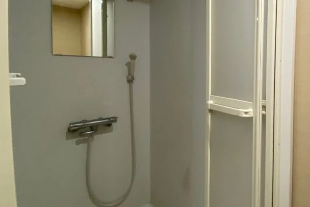 リゾートバイトの寮の個室にある、専用のシャワールーム。プライベートな空間で、気兼ねなく汗を流せます。