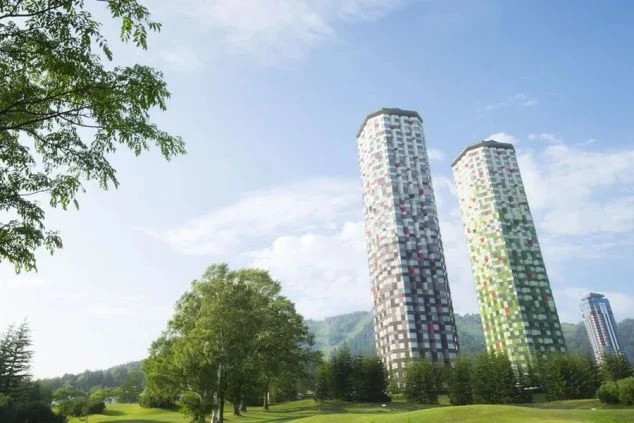 広大な敷地にそびえ立つ、カラフルでモダンなホテル。洗練されたリゾート地で働きたい方におすすめです。