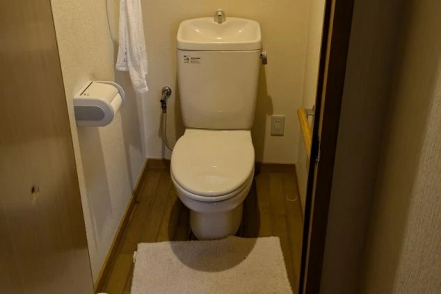 リゾートバイトの寮の個室トイレ。バスルームとは別に設けられた、清潔で使いやすいトイレです。