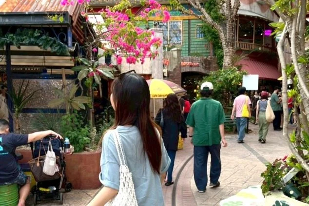 リゾートバイトの休日に観光するイメージ画像。沖縄本島にあるアメリカンビレッジで、多くの人が街歩きを楽しんでいる。