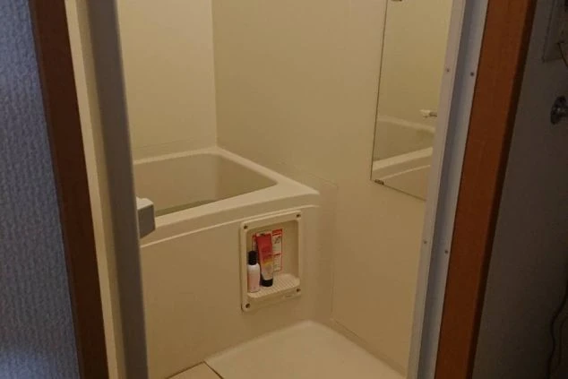 リゾートバイトの寮に備え付けられた、浴室の画像。バスタブとシャワーが備え付けられており、快適に利用できる。リゾートバイトの寮の風呂場の画像。