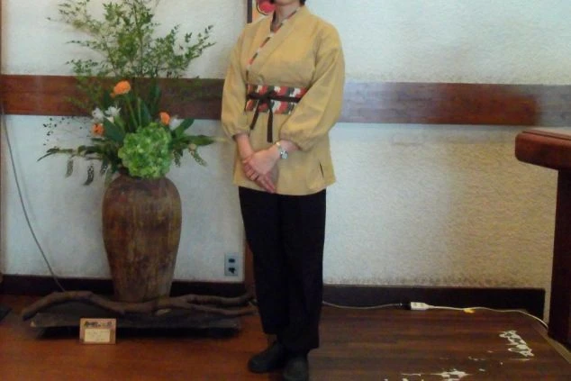 和風宿のレストラン、ナイトフロントの冬服の女性の制服