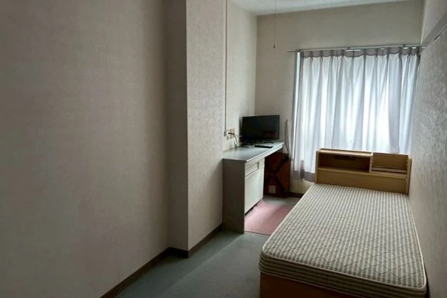 リゾートバイトの個室寮の寝室の画像。