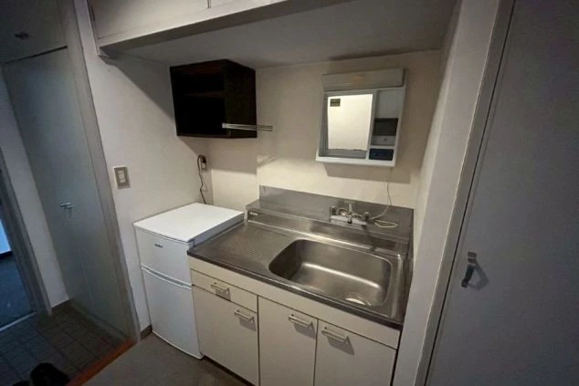 リゾートバイトの寮のキッチンと冷蔵庫の設備の画像。