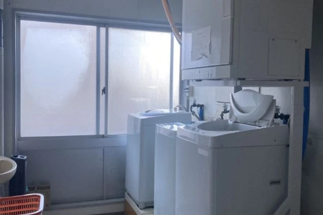 リゾートバイトの寮の共用設備である洗濯機の画像。