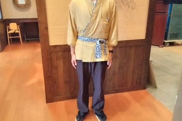 和風宿のレストラン、ナイトフロントの冬服の男性の制服