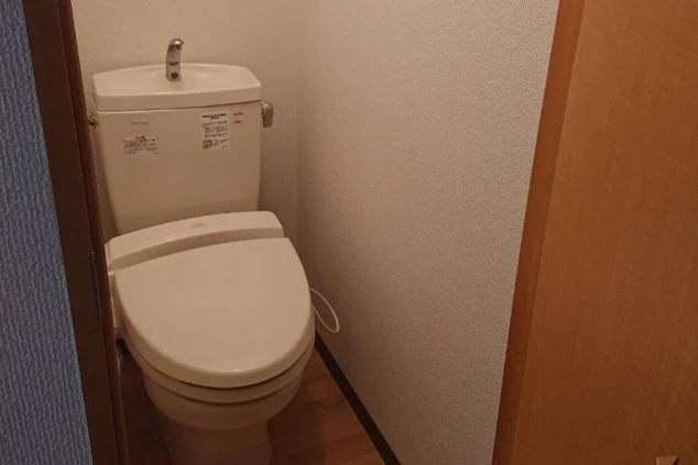 リゾートバイトの寮のトイレの画像。ウォシュレット付きの便座が備え付けられている。リゾートバイトの寮のトイレの画像。