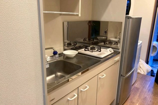リゾートバイトの完全個室寮の部屋にあるキッチンの画像。